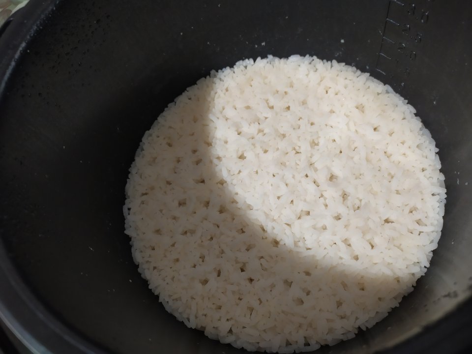 Сколько нужно риса в мультиварке. Рис в мультиварке рассыпчатый. Рис в мультиварке Redmond. Рис в мультиварке Redmond 4502 рассыпчатый. Корзина для риса в мультиварке.
